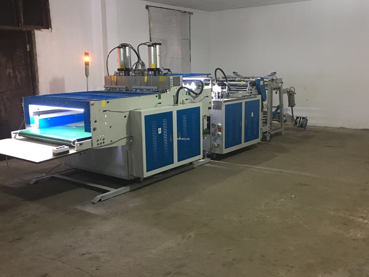 超高速制袋機 超市購物袋制袋機一、特點：本機以HDPE、LDPE筒膜為原料，是制作超市袋、背心袋、馬甲袋、市場袋的理想設(shè)備，本機具有節(jié)省人工、降低成本、一次成型、故障率低、產(chǎn)量高等特點，良好性能的色標(biāo)跟蹤儀，使封切長度更準(zhǔn)確，誤差更小。采用先進的電腦，長度調(diào)整方便，精確。